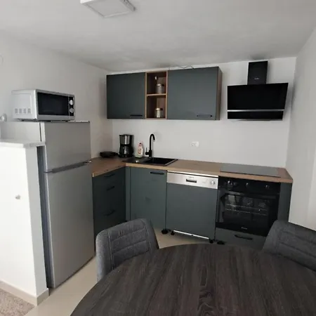 Elegant With Sea View Apartment Brsec
